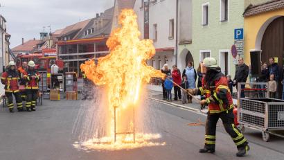 Bild: Roland Wellenhoefer
Niemals mit Wasser einen brennenden Topf löschen.