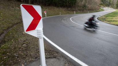Symbolbild: Marijan Murat/dpa
Ein Motorradfahrer wurde mit 150 Kilometer pro Stunde auf der B 470, im Gemeindebereich Eschenbach, geblitzt – erlaubt waren nur 100 km/h.