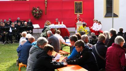 Bild: tra
Pfarrer Ambros Trummer rief die Gläubigen dazu auf, 15. Nothelfer zu sein.