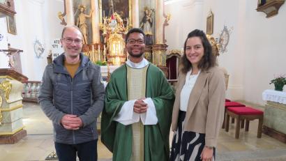 Bild: adj
Lars Grünitz begrüßt Dr. Justin Kishimbe und Laura Amann im Namen der Pfarrei Altenstadt/WN.