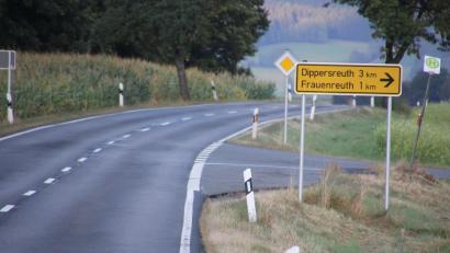 Bild: kro
Eine Geschwindigkeitsbeschränkung und ein Überholverbot fordert der Marktgemeinderat Mähring bei dieser Abzweigung auf der Staatsstraße 2167.