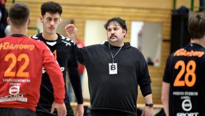 Bild: Hubert Ziegler
Christof Heiduk (Mitte), Trainer der HG Amberg, kehrt am Samstag an seine alte Wirkungsstätte zurück.