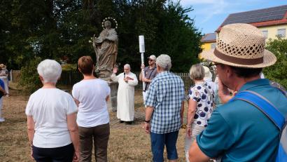 Bild: do
Der Stationen-Weg zum Barbaraberg begann mit dem Besuch der Muttergottes-Statue in Höhe der Speinsharter Grundschule. Der Strahlenkranz von Maria mit 12 Sternen wurde zum Symbol für die Europafahne, so die Erklärung von Wegbegleiter Abt em. Hermann Josef Kugler.