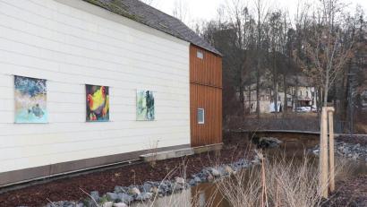 Bild: Stadt Tirschenreuth/exb
Das auf dem Foto in der Mitte befindliche Kunstwerk mit dem Froschmotiv ist gestohlen worden. Wer weiß etwas über den Diebstahl?