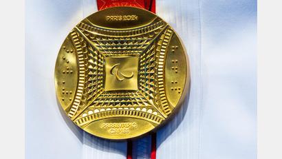 Symbolbild: Jens Büttner/dpa
Eine Goldmedaille der Paralympics von Paris