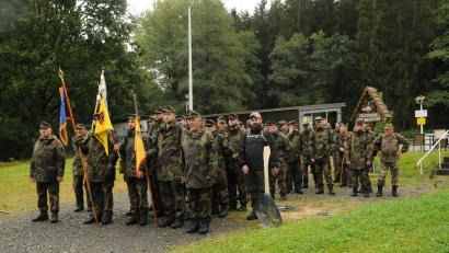 Bild: bey
Neustadts Bürgermeister Sebastian Giering (vorne, rechts, mit heller Kopfbedeckung) hat von Flossenbürg bis zum Eisstockheim Neustadt/WN am Marsch der Verbundenheit teilgenommen.
