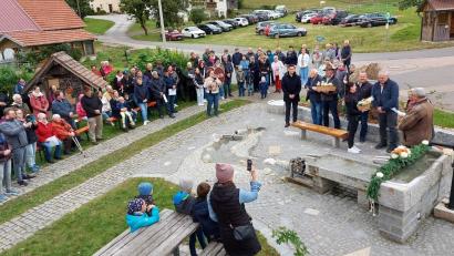 Bild: lg
Die Oberlangauer und zahlreiche auswärtige Gäste feiern die Einweihung ihrer neuen Brunnenanlage mitten im Dorf.