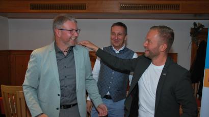 Bild: gsp
Glückwunsch für Hans Martin Grötsch (links) von Landtagsabgeordnetem Bernhard Heinisch (rechts) und dem Neumarkter Kreisvorsitzenden Bernd Mayr.