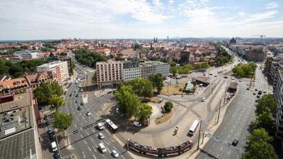 Symbolbild: Daniel Karmann/dpa
Blick vom Hochhaus am Plärrer auf den Plärrer vorne und die Altstadt Nürnbergs dahinter.