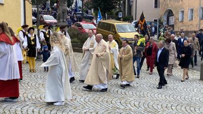 Bild: Josef Glas
Geistlichkeit und Ehrengäste zogen zum Festgottesdienst in die Pfarrkirche St. Michael in Tännesberg ein.