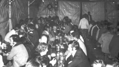 Bild: Archiv Jochen Neumann
Die erste Zeltkirchweih des Geselligkeitsvereins Rauchclub Erbendorf-Altenstadt fand 1972 in einem 16x8 Meter großem Zelt statt.
