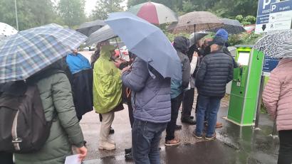 Bild: Matthias Vieweger
Nicht angenehm: Mit Regenschirm und dicker Jacke in der Schlange vor dem Parkautomaten bei der Luisenburg.