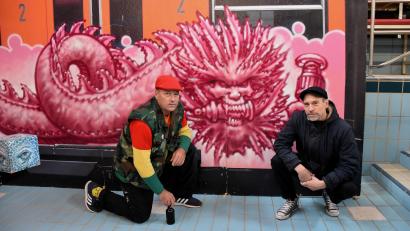 Bild: ubb
Markus Müller und Florian Gaag (von links) zwei Große aus der Graffiti-Szene, waren zu Gast im Badehaus Maiersreuth und zeigten auch ihre Arbeiten. Markus Müller hat zahlreiche seiner Bilder mitgebracht; Florian Gaag präsentierte seinen preisgekrönten Film "Wholetrain".