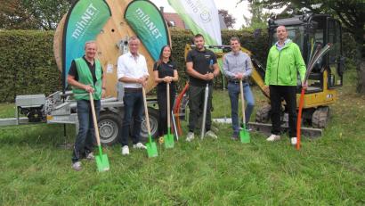 Bild: fg
Beim Spatenstich in Hirschau: Norbert Lehmeier (Rollout Manager Glasfaser Direkt), Bürgermeister Hermann Falk, Fikreta Neslanovic (Projektleiterin) und Irfan Batilovic (Bauleiter), Raphael Peschkes und Patric Noack (beide von Glasfaser-Direkt).