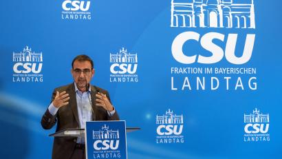 Bild: Pia Bayer/dpa
Klaus Holetschek, CSU-Fraktionsvorsitzender im Bayerischen Landtag, spricht während einer Pressekonferenz bei der Klausurtagung der CSU in Kloster Banz 2024. Die Klausur steht unter dem Motto "Bayern – Stark. Sozial. Gerecht.". Inhaltliche Schwerpunkte der Tagung sollen unter anderem Sicherheit, Wirtschaft und Pflege, sowie der Austausch mit internationalen Gästen sein.