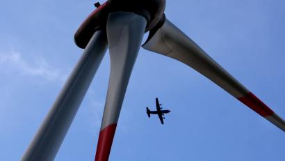 Symbolbild: Karl-Josef Hildenbrand/dpa
Weil sich die Bundeswehr als Träger öffentlicher Belange gegen die Windräder in und um Erbendorf ausgesprochen hat, liegen die Planungen auf Eis.