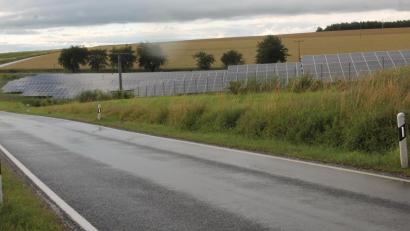 Archivbild: pi
Zwischen Altenstadt bei Vohenstrauß und Obertresenfeld besteht bereits ein Solarpark. Nun plant die Firma Südwerk auf der anderen Seite der Straße ebenfalls eine Freiflächenphotovoltaikanlage. Die Details werden am Donnerstag bei einer Infoveranstaltung im Gasthaus Schloßwirt vorgestellt.