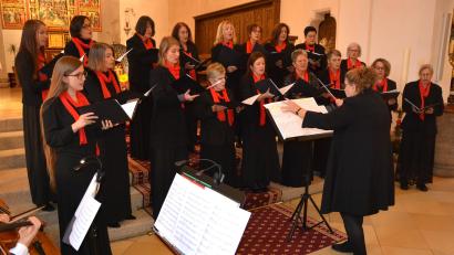 Bild: jr
Das 18-köpfige Ensemble Kreuzer unter der Leitung von Brigitte Kreuzer hatte beim Benefizkonzert am Sonntagnachmittag im Altarraum der Tirschenreuther Stadtpfarrkirche Aufstellung genommen.