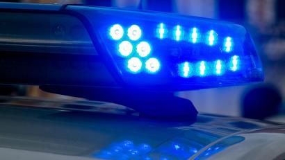 Symbolbild: Klaus-Dietmar Gabbert/dpa
Die Polizei sucht Zeugen nach einem gefährlichen Eingriff in den Straßenverkehr in Amberg.