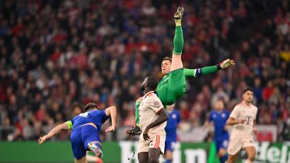 Bild: Michael Weber/Eibner-Pressefoto
Gleich landet Bayern-Torwart Manuel Neuer krachend am Boden. Der Keeper wurde zur Pause ausgewechselt, es soll aber keine gravierende Verletzung sein.