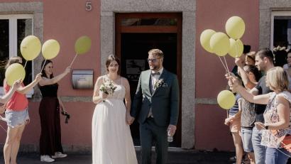 Bild: Rudolf Schopper/exb
Glücklich verlassen Melanie Hart und Luis Heller das Rathaus in Püchersreuth.
