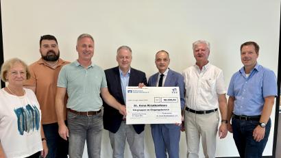 Bild: lei
Spendenübergabe des Fördervereins mit (von links) Zweiter Vorsitzender Marga Klameth, Bürgermeister Stefan Frank, Kassier Christian Faderl, Landrat Richard Reisinger, Vorstand des Kommunalunternehmens Roland Ganzmann, Vorsitzendem Werner Renner sowie Andreas Poeplau von der Bauabteilung des St.-Anna-Krankenhauses.