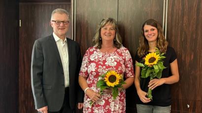 Bild: Steuerberatungskanzlei Gerhard Freundl/exb
Steuerberater Gerhard Freundl ehrte die langjährigen Mitarbeiterinnen Maria Spörrer und Carina Rupprecht (von links).