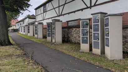 Bild: pz
An den Urnenstelen und -wänden am Friedhof Waldsassen darf kein privater Grabschmuck abgelegt werden, heißt es in der Satzung der Stadt Waldsassen.