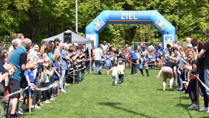 Bild: no
Archivbild Kinderlauf 2023: begeisterte Zuschauer, welche die kleinen Läuferinnen und Läufer, beim Zieleinlauf anfeuern