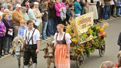 Archivbild: hwk
Die Gemeinde hofft auf einen ähnlich großen Erfolg beim Historischen Erntedankzug 2025 wie bei dem Event 2010 (Bild). Damals säumten unzählige Gäste die Straßen durch Kastl.
