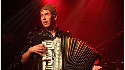 Bild: Michael A. Schmiedel/exb
Bekannt wurde Maxi Pongratz mit der Band Kofelgschroa, seit 2019 ist er solo auf Tour.