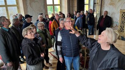 Bild: Franz Grabinger/exb
Interessiert lauschen die Fahrtteilnehmer den spannenden Ausführungen der Gästeführerin im Schloss Tynec.