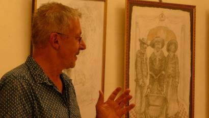 Bild: Forum Nabburg
Michel Fuchs führt bei der Eröffnung die Besucher durch die Ausstellung im Schmidt-Haus.