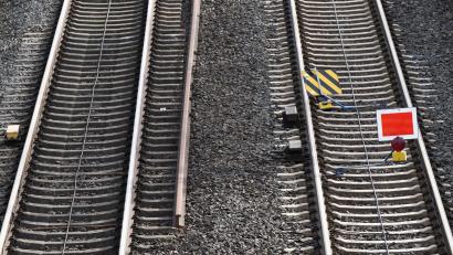 Bild: Sebastian Gollnow/dpa
An einem Bahnübergang ist eine Seniorin von einem Zug erfasst worden und gestorben. (Symbolbild)