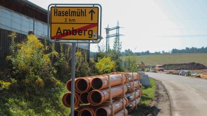 Bild: Wolfgang Steinbacher
An der Ortsgrenze von Amberg und Haselmühl (Kümmersbruck) beginnen jetzt die Straßenbauarbeiten für die Kümmersbrucker Westumgehung.