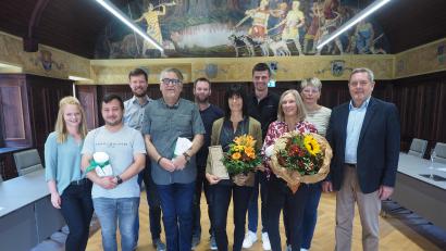 Bild: kek
Arbeitsjubiläen, Ausbildungsabschlüsse und Abschiede im Auerbacher Rathaus: (vorne, von links) Patrick Hamerla, Arno Schwemmer, Margit Ebner, Ingrid Hofmann und Bürgermeister Joachim Neuß.