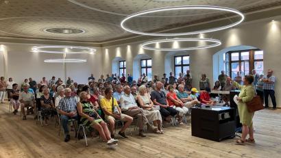 Bild: Stadt Tirschenreuth/exb
Cornelia Stahl (vorne rechts) am "Tag des offenen Denkmals" mit zahlreichen Besuchern im Tirschenreuther Rathaussaal.