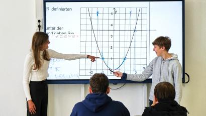 Bild: Peter Ringeisen
Greta Hoffmann (links) und Jakob Nowitzki bei der Kurvendiskussion an der neuen digitalen Tafel. Dieses Gebiet der Mathematik gehört mit zum Stoff des Jahrgangsstufentests, der auch den Zehntklässlern des HCA-Gymnasiums bevorsteht.