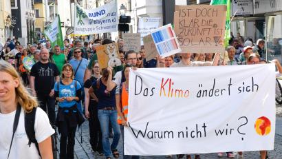 Archivbild: Petra Hartl
Fridays for Future demonstriert am Freitag, 20. September, wieder in Amberg. Auf dem Marktplatz wird der Christbaum der Zukunft aufgestellt.
