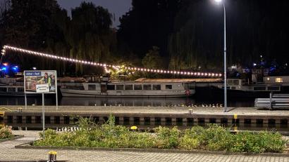 Bild: Dominik Totaro/dpa
Rund 120 Menschen sollen an Bord des Boots gewesen sein.