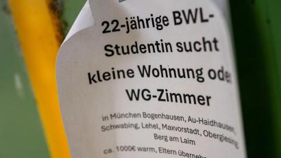 Symbolbild: Peter Kneffel/dpa
Kurz vor Beginn des Wintersemesters halten wieder Tausende Studierende Ausschau nach einem WG-Zimmer. Vor allem in München kann das richtig teuer werden. (Archivbild)