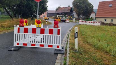 Bild: kaz
Baustelle in Zwergau: Der Ort bekommt in den kommenden Wochen neuen Wasserleitungen.