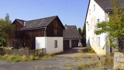 Bild: bkr
Das Riedlanwesen auf dem Speckermühlplatz wird bald der Vergangenheit angehören. Das Wohnhaus, der Stadel und die beiden dazwischenliegenden Garagen sollen ab Mitte November abgebrochen werden.