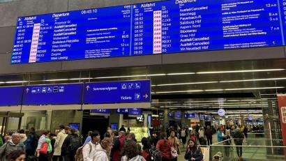 Symbolbild: Ernst Weiss/APA/dpa
Das Hochwasser führte zu massiven Problemen im Bahnverkehr.