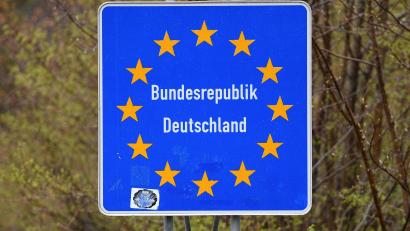 Symbolbild: Angelika Warmuth/dpa
Auf ein Verkehrszeichen mit der Aufschrift "Bundesrepublik Deutschland, hat es ein bislang unbekannter Dieb am Grenzübergang Bärnau abgesehen.