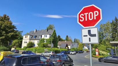 Bild: Brigitte Gschwendtner/fph
Damit Rettungsfahrzeuge möglichst ungehindert Richtung Notaufnahme weiterkommen, wurde die Jean-Paul-Straße zur abknickende Vorfahrtsstraße deklariert.