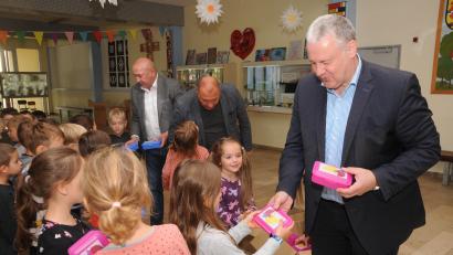 Bild: ge
Mit Begeisterung empfingen die Kinder in Hahnbach ihre Brotzeitdosen von Landrat Richard Reisinger, Robert Graf und Georg Götz (von rechts).