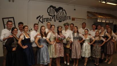 Bild: mrr
Die elf Kirwapaare mit Hannah Schuh und Fabian Eiglsperger (Mitte), ihrem neuen Oberkirwapaar.