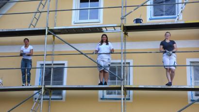 Bild: jr
Auf der Baustelle fühlen sich die drei Malerinnen wohl, die Arbeit auf dem Gerüst ist für sie Alltag: von (links) Katharina Blechinger, Auszubildende Anna-Lena Rieß und Magdalena Kraus.