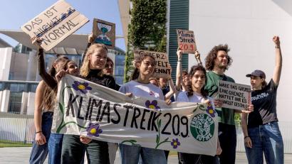 Bild: Carsten Koall/dpa
Wollen am Freitag in mehr als 100 Orten auf die Straße gehen: Klimaschützer von Fridays for Future.